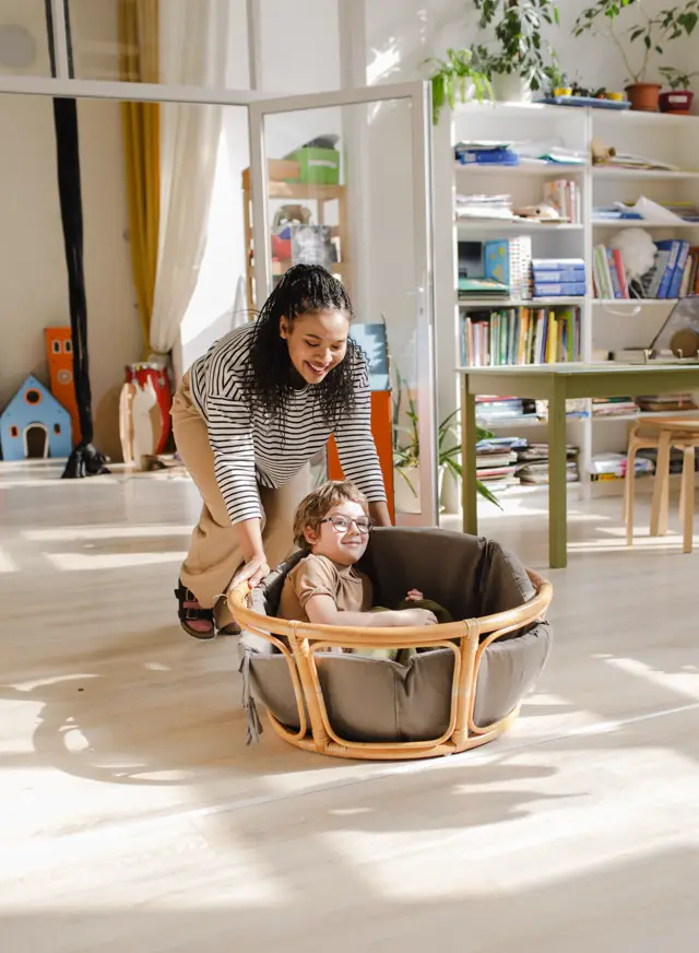 Educadora brincando com um bebê